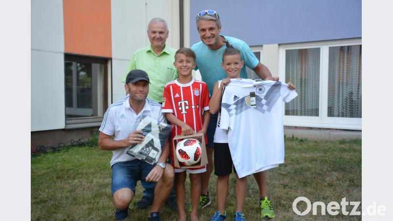 Beim Torwand-Schießen ist Toni Langsteiner (vorne Mitte) nicht zu schlagen. ak