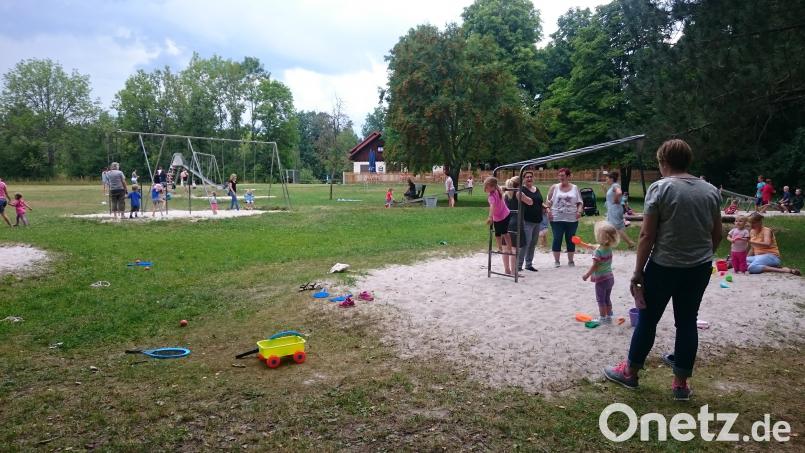 Gemeinsam mit ihren Betreuerinnen, Müttern, Vätern oder Omas und Opas feiern die Turnerkinder den Saisonabschluss. exb