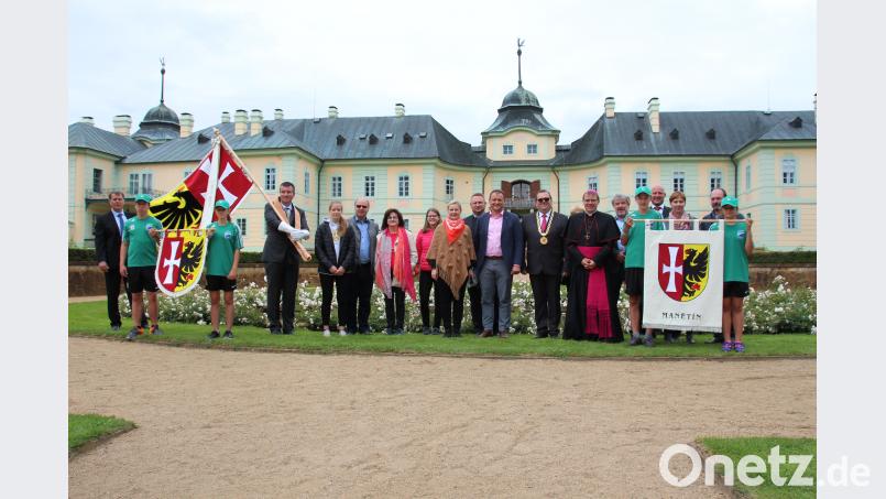 Beim Besuch in Manetín vertiefen die Bürgermeister Joseph Gilbert Matuschka (mit Amtskette) und Anton Kappl (links daneben) die freundschaftlichen Kontakte, die es seit Anfang der 1990er Jahre gibt. exb