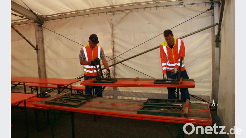 Bauhofleute tragen die ersten Zeltgarnituren hinaus. Draußen ist bereits der LKW vorgefahren, um das Festzubehör wieder nach Friedenfels zu schaffen. wro