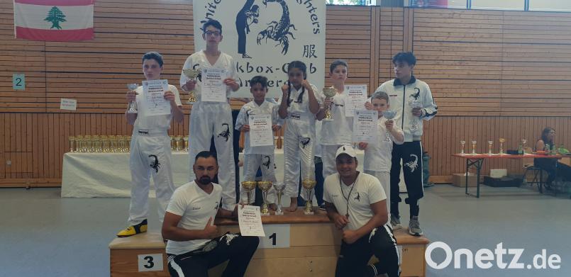 Die Pokalgewinner der United Skorpion Fighters mit (vorne) den beiden Co-Trainern Franz Lourzky und Francesco Lursky. exb