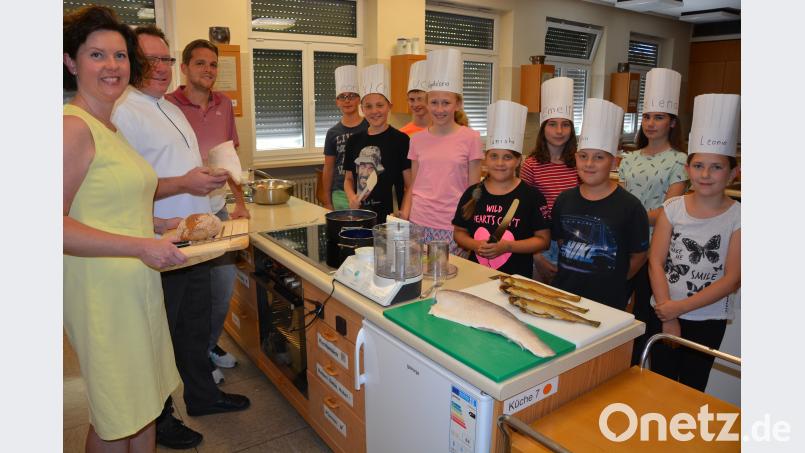 Mit beim Kinderkochkurs der ARGE Fisch dabei waren (von links) Silvia und Johann Lemberger (Restaurant Altmugler Sonne) und ARGE-Fisch-Geschäftsführer Fabian Polster, sowie die drei Gewinner Nico Legath (Zweiter von links), Magdalena Zeitler (Vierte von links) und Tanisha Zölch (Fünfte von links) mit ihren Freunden. jr