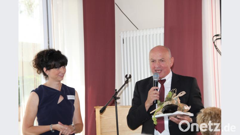 Der ehemalige Heimleiter und jetzige Regionalleiter Martin Strobl (r.) würdigte seine Nachfolgerin Annett Schmerbauch (l.) für die ausgezeichnete Arbeit als Heimleiterin. ads