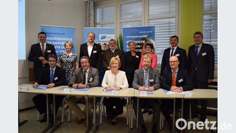 Sie alle haben mitgearbeitet, dass die Kooperation zwischen Hochschule, Berufsschule und den Betrieben zustande kam. bnr