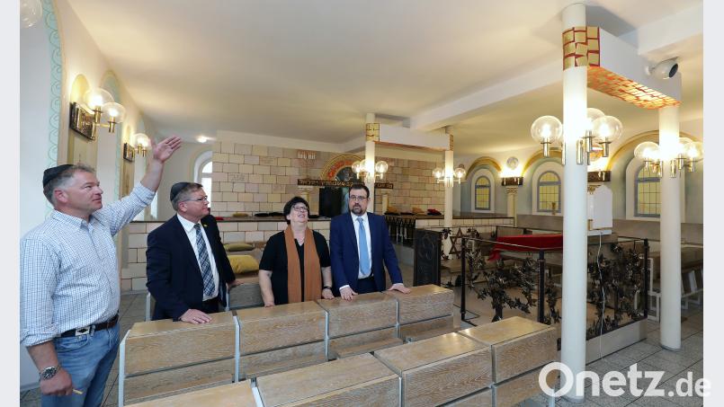 Bei der Sanierung geht es um eine rein bautechnische, aber auch gestalterische Überarbeitung der Synagoge in der Salzgasse. Einzelheiten erläutert der beauftragte Architekt Peter Wagner gegenüber Oberbürgermeister Michael Cerny, Barbara Lanzinger und Rabbi Elias Dray (von links). Bild: Wolfgang Steinbacher
