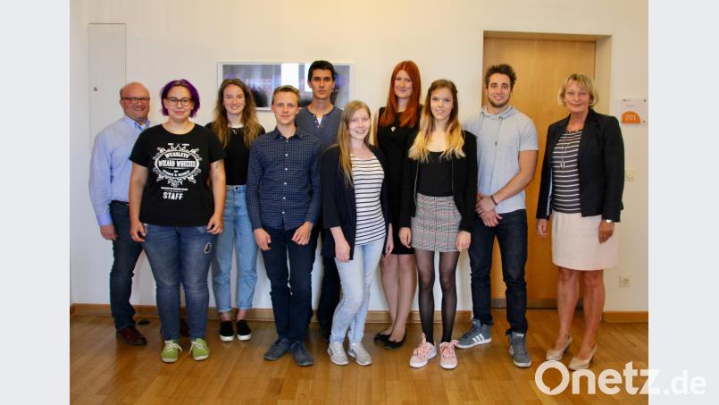 Gemeinsam etwas bewegen: Studentischer Konvent mit Gerald Polster (links), Leiter Studienbüro, Sophie Spies (2. v. links), 1. Vorsitzende, und Prof. Dr. Andrea Klug (rechts), Präsidentin der OTH Amberg-Weiden EXB