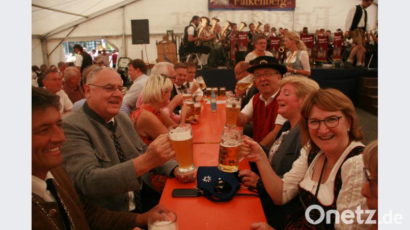 Prost auf den erfolgreichen 42. Nordgautag in Wiesau. Auf dem Bild u. a. auch Bezirkstagsvizepräsident Lothar Höher (2. von links) und Bürgermeister Toni Dutz (3. von rechts) zusammen mit ihren „besseren Hälften“. wro