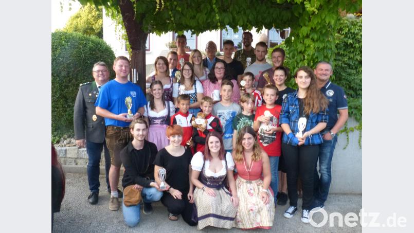 Die Pokalgewinner mit der Bürgerkönigin Anja Hofauer (vorne). fm