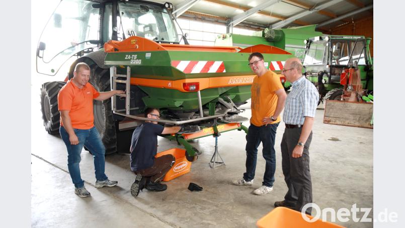 Bei der praktischen Prüfung zum Landwirtschaftsgehilfen wurde auch Gerätetechnik abgefragt. Mit auf dem Bild unter anderem Martin Fütterer (links) und Bildungsberater Johannes Völkl (rechts). njn