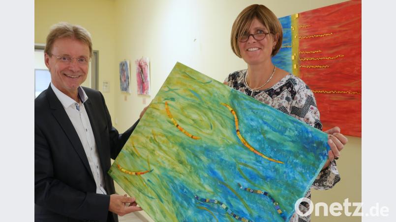 Die zweite Vorsitzende des Kunstvereins Tirschenreuth, Kerstin Rumswinkel, erklärte dem Geschäftsführer des MVZ, Manfred Tretter, die Präsentation. tr