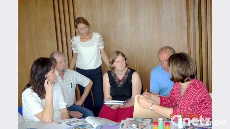 Anke Kühnecke (stehend) gibt bei der VHS-Fortbildung zum Thema Binnendifferenzierung einer Kleingruppe Tipps. cog