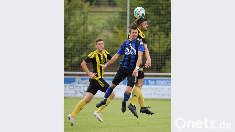 SV Grafenwöhr - SpVgg SV Weiden II 3:2am 10. SeptemberMichael Riester (vorne) ist bei der SpVgg SV Weiden II zum Spielertrainer aufgestiegen. Zusammen mit Marco Lorenz wird Riester die Wasserwerk-Reserve coachen. Als einzige Mannschaft der Kreisliga Nord nehmen die Schwarz-Blauen das Wort vom Aufstieg in den Mund. eg