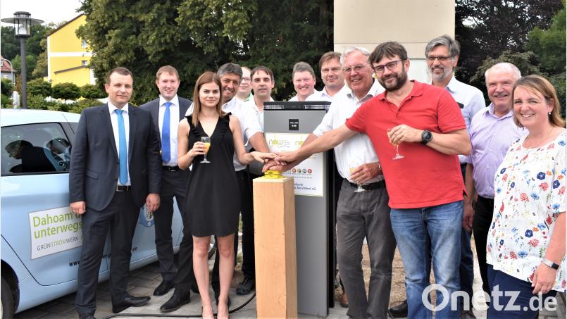 Die Energiegenossenschaft Neue Energien West (NEW) hat ihre erste Elektroladesäule in Betrieb genommen. rgr