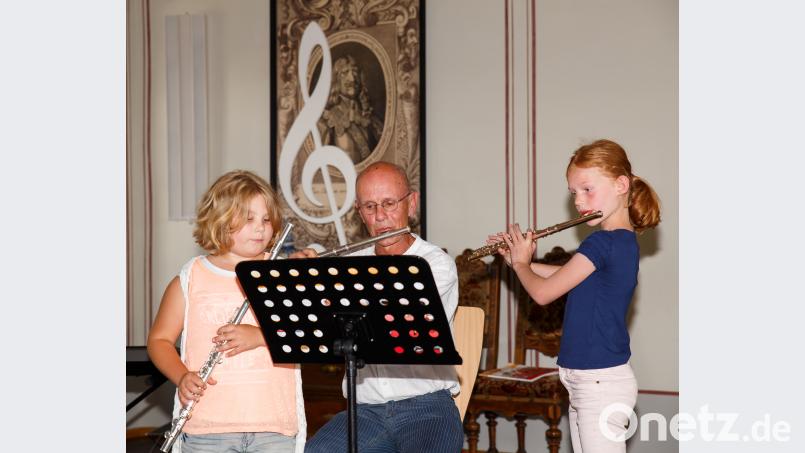 Emma Born präsentierte ihr Können bereits nach dem ersten Schuljahr zusammen mit Lehrer Wolfgang Mages und Anna Hausmann (von links) dem Publikum. sus