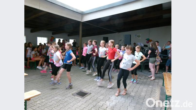 Die Jugendgarde der Faschingsgesellschaft zieht zur Eröffnungsparty ein. rn