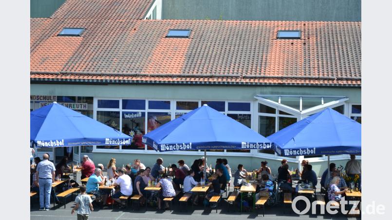 Ausgelassene Stimmung am Fest bei Sonnenschein und gutem Programm. plym
