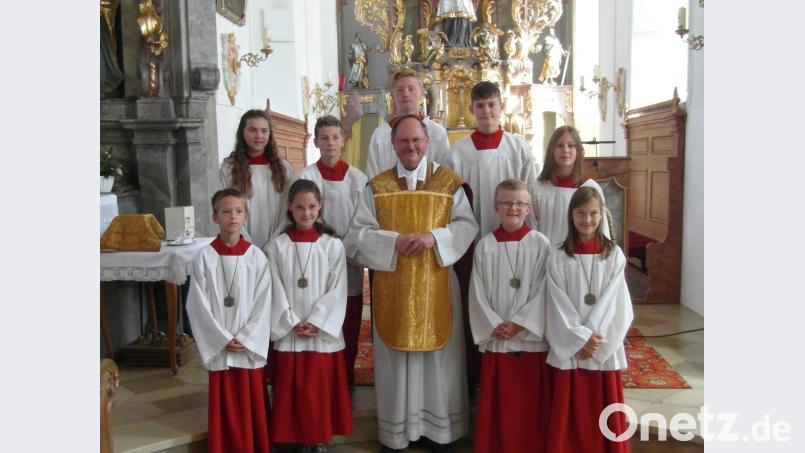 Pfarrer Heribert Stretz (Mitte) freut sich, dass sich David Lukas, Marie Bothner, Tobias Schrembs und Anna Schultes (vorne von links) den Ministranten anschließen. hl