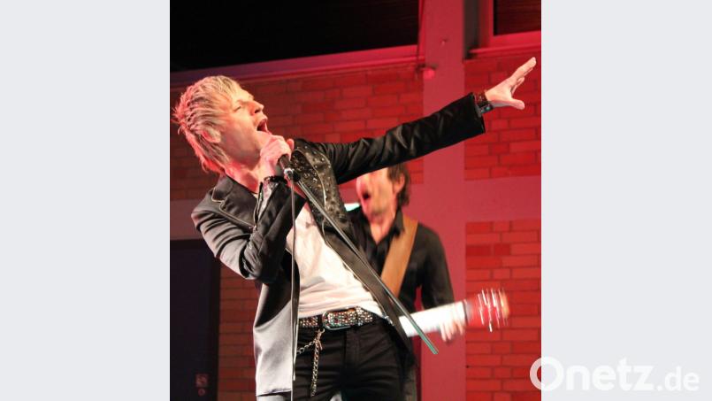 Markus Engelstädter, hier bei einem Auftritt in Pressath, wird - unterstützt von seinen Musikern - die musikalische Vielfalt von Queen auf die Bühne im Burghof bringen. stg