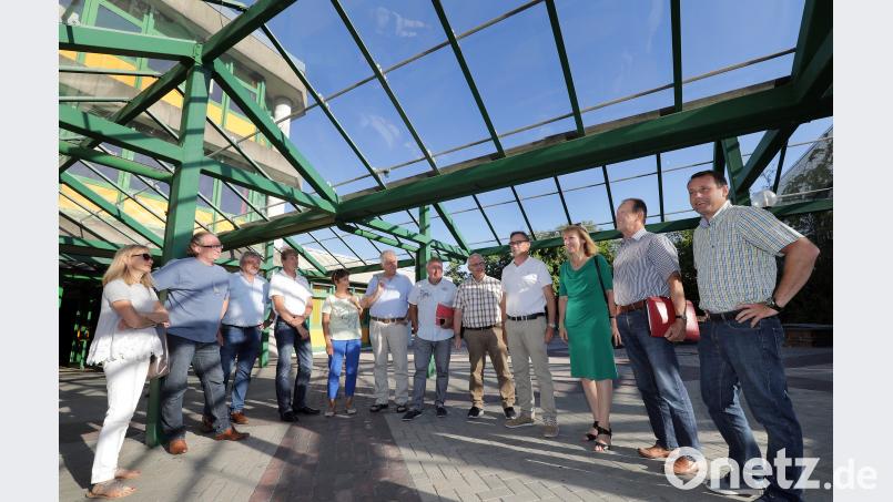 Die Kreistagsmitglieder der SPD, an der Spitze der Fraktionsvorsitzende Winfried Franz, sind beeindruckt von den schulischen Angeboten der Krötensee-Mittelschule. wsb