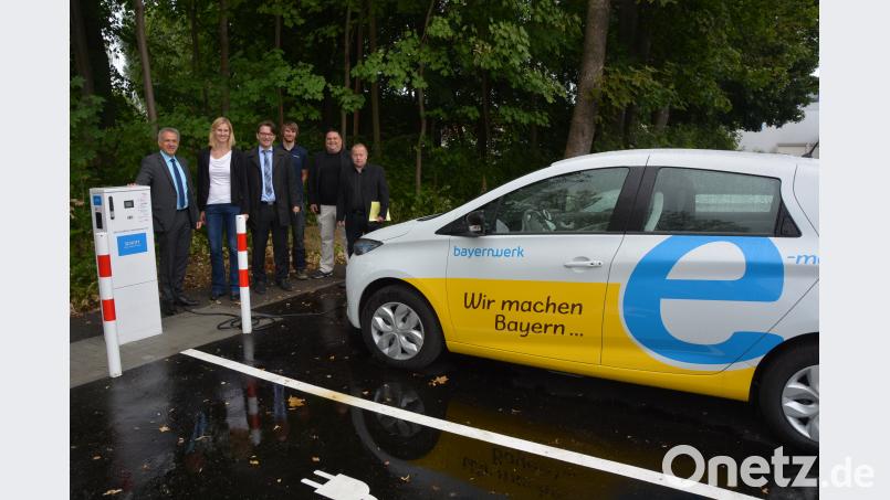 Die erste kommunale Ladesäule für Elektroautos steht in Mitterteich am Bahnhofsparkplatz/Ecke Wiesauer Straße, die am Dienstagmittag offiziell in Betrieb genommen wurde. Rund um die Uhr können hier Elektroautos beladen werden, dazu stehen zwei Ladepunkte bereit. Bei der Inbetriebnahme mit dabei waren (von links) Bürgermeister Roland Grillmeier, Katja Lindner, Markus Windisch, Maximilian Zehend (alle Bayernwerk), Florian Rüth (Regionalmanagement) und Günther Deinzer (Technisches Bauamt). jr
