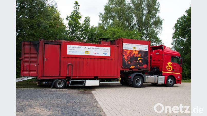 Experten sprechen von "Realbrandausbildung": Dafür stellt der Landesfeuerwehrverband Bayern in Zusammenarbeit mit der Firma Dräger den Feuerwehren in Bayern einen feststoffbefeuerten Brandcontainer zur Verfügung. Michael Lang
