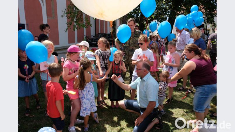 Die Kita-Gruppen ermunterten mit einem Auszug aus dem Musical &quot;Fremde werden Freude&quot; zum gemeinsamen feiern. do