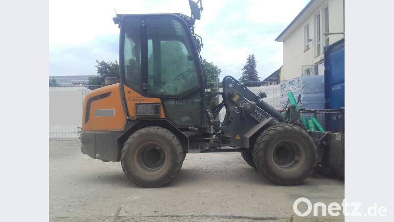 Unbekannte klauten in Regensburg einen Kompaktlader, der aussieht wie das Fahrzeug auf diesem Foto. KPI Regensburg