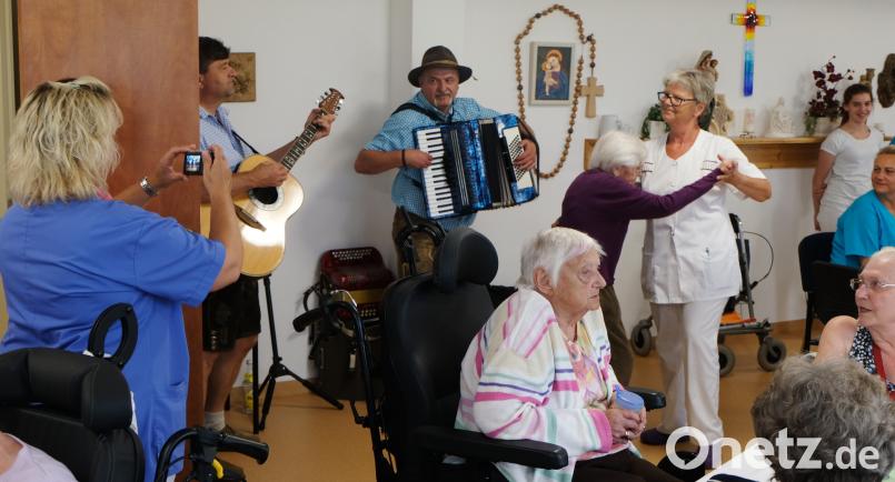 Mit einem Tänzchen geht es mit guter Laune in den Nachmittag hinein. le
