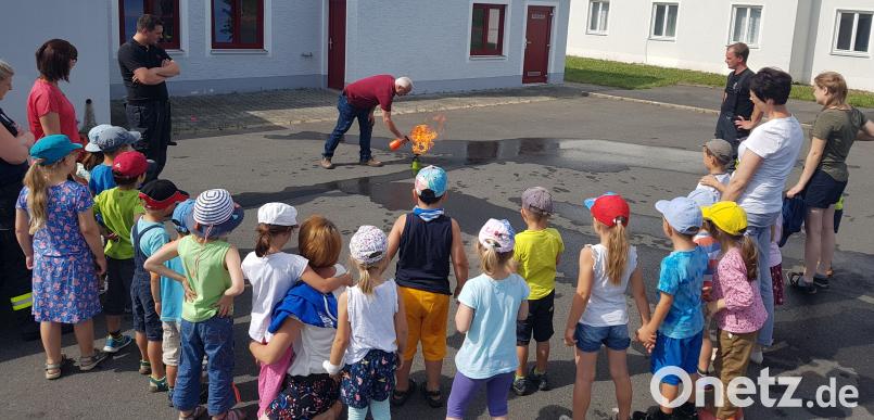 Die Gefahren des Feuers führt Brandschutzerzieher Otto Braunreuther vor. MDE