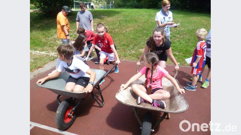 Die Laufbahn des Schulsportplatzes eignet sich hervorragend für das lustige Schubkarrenrennen. usc