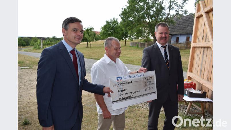 Mit einem Scheck über 1000 Euro unterstütz die Raiffeisenbank im Naabtal den Schulgarten. Vorstandssprecher Bernhard Werner (rechts) überreichte den Scheck an die Schulleiter Oliver Vogel (links) und Siegfried Seeliger (Mitte).) bnr