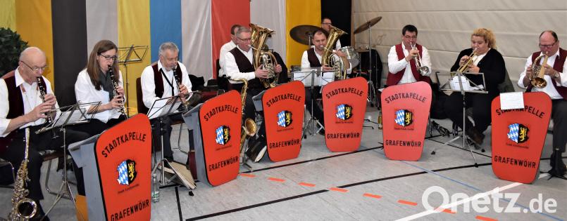 Die Stadtkapelle unterhält unter anderen die Gäste beim Bürgerfest. RGR