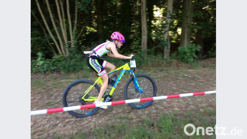 Anna Bauer auf dem MTB auf dem Weg zum Gesamtsieg in Deining bha