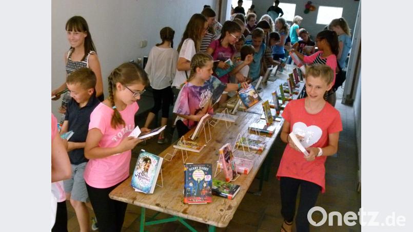 Für den Leseclub 2018 hat die Bibliothek etwa 100 neue Bücher angeschafft. Nun hieß es stürmen, schauen und mitnehmen. rn