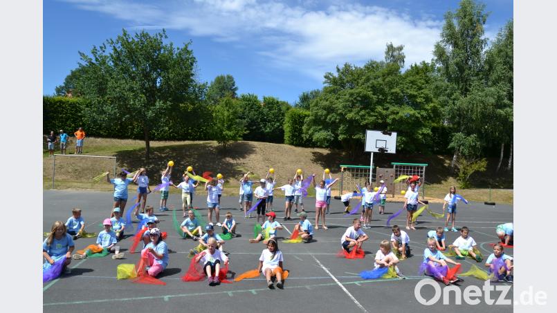 Alle Schüler der Grundschule Neualbenreuth beeindrucken mit einem Cheerleadertanz. plym