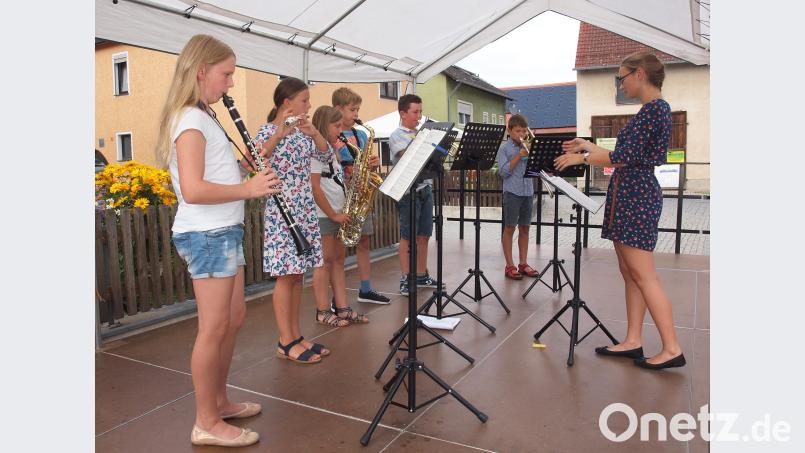 Das Nachwuchsorchester der Blaskapelle St. Georg trat, geleitet von Sophie Rüth (rechts) mit Big-Band-Nummern vors Publikum. sön