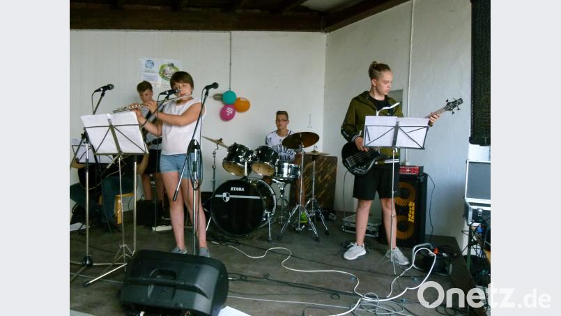 Instrumentalisten der Musikschule eröffnen die Leseclub-Party rn