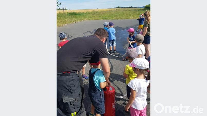 Auch die Kübelspritze kommt zum Einsatz. Die Kinder dürfen dabei selbst an den Löschschlauch. MDE