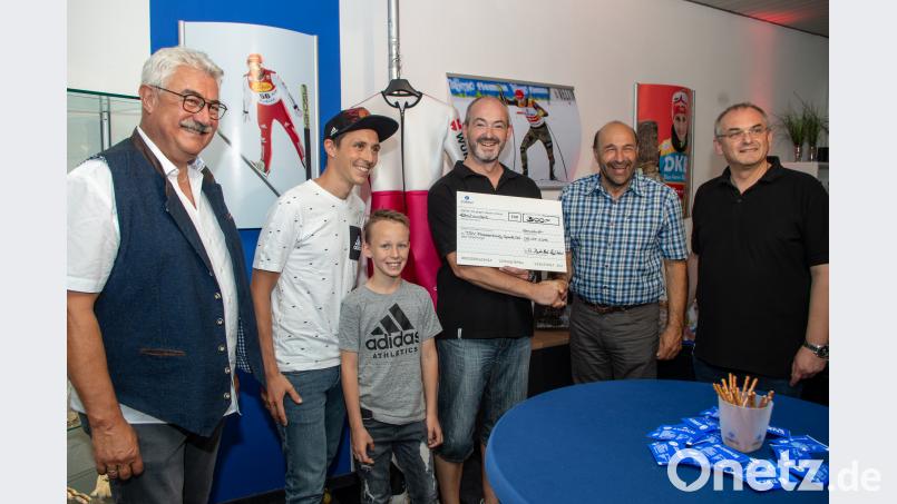 Neustadts Bürgermeister Rupert Troppmann, Olympiasieger Eric Frenzel, sein Sohn Philip Frenzel, Peter Zupfer, Peter Schwanitz vom TSV Flossenbürg und Wenzl Zupfer (von links) bei der Übergabe des Spendenschecks. pml