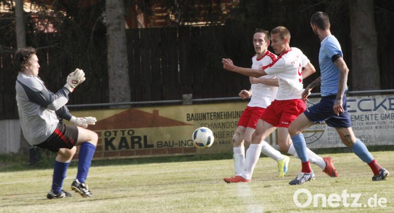 Der TV Nabburg ist im Pokal eine Runde weiter. Bei der Spielgemeinschaft TSV Schwandorf/ASV Fronberg reichte ein Tor in der Schlussphase. Die beste Nabburger Möglichkeit in der ersten Hälfte vergab David Malcat (Nummer 9), der in dieser Szene Torhüter Matthias Brandl überwand, aber nur den Pfosten traf. Hirsch