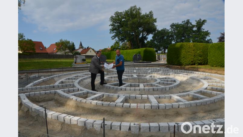 100 neue Urnengräber werden derzeit in Vohenstrauß gebaut. Bürgermeister Andreas Wutzlhofer (links) und Außendienstleiter Karl Frey (rechts) stellen die Grabanlage vor. Zugelassen werden sollen nur mehr verrottbare Urnen. DOB
