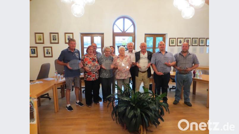 Zweiter Bürgermeister Helmut Klier (weißes Hemd) bei der offiziellen Übergabe der Hausnamenschilder im Rathaus. rab