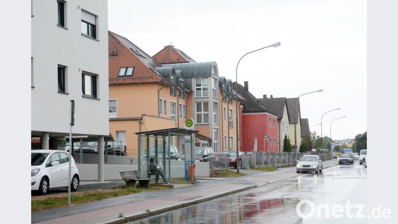 Das Buswartehäuschen am Wohnkomplex „Elements“ wird ein paar Meter stadtauswärts verschoben. Gravierender ist der Umbau der Haltestelle: Der Bus hält künftig auf der Fahrbahn und blockiert damit den Verkehr. 	Bild: Schönberger Schönberger