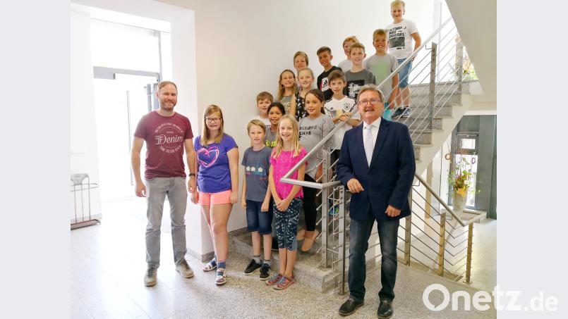 Die Klasse 4 b mit Lehrer Benjamin Koppmann (links) besuchte das Rathaus. Mit auf dem Bild Bürgermeister Hans Donko (rechts). njn