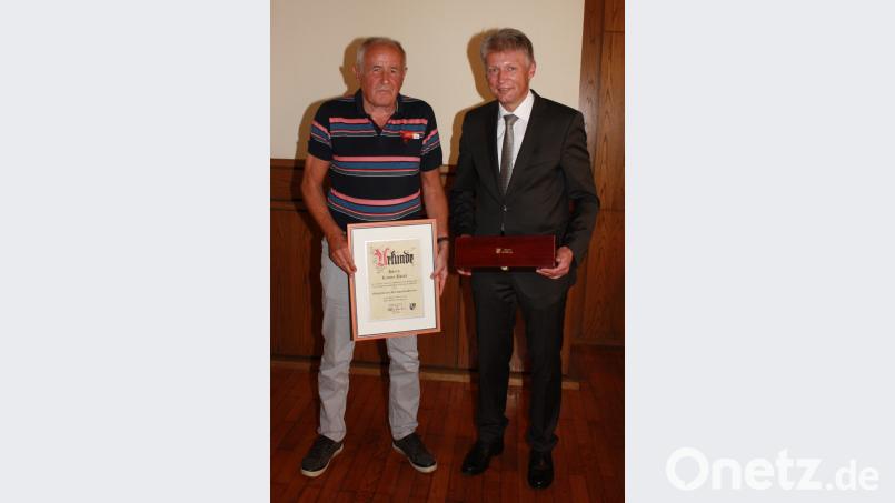Verabschiedung von Marktrat Rainer Böckl mit Überreichung eines Urkunde und eines Präsents
Von links Rainer Böckl und Bürgermeister Lothar Müller. lk