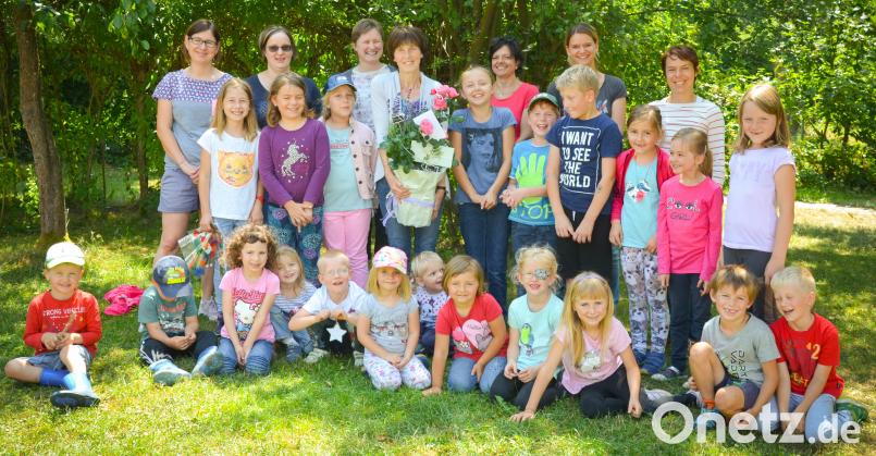 Die Kinder in der Schule und im Kindergarten Dieterskirchen verabschiedeten ihre langjährige Busbegleiterin und Schulaufsicht. exb