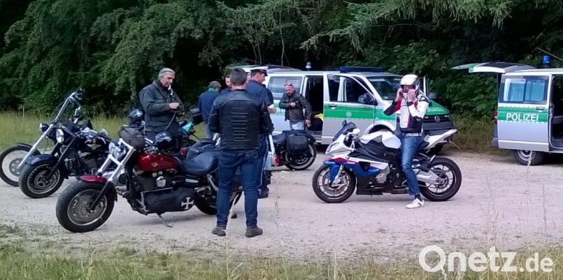 An der Staatsstraße 2151 suchten die Polizeibeamten das Gespräch mit den Motorradfahrern. Es ging dabei nicht nur um die Verkehrskontrolle, auch das Bewusstsein für die richtige Geschwindigkeit und die Sicherheit auf dem Bike sollte geschärft werden. Polizei Neunburg