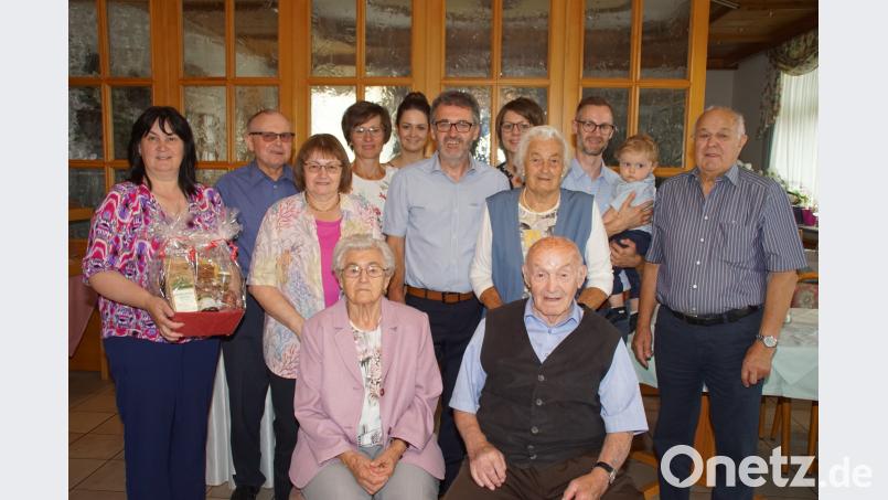 Maria Süß feierte mit ihrem Mann Johann (beide sitzend), den Familien ihrer Tochter Gerlinde (Dritte von links) und ihres Sohnes Hans (Mitte), sowie zwei Geschwistern ihren 90. Geburtstag. Als jüngster Gratulant durfte auch Urenkel Leo mit auf das Erinnerungsbild. Die Glückwünsche der Stadt überbrachte Bürgermeisterin Birgit Höcherl (links). mmj