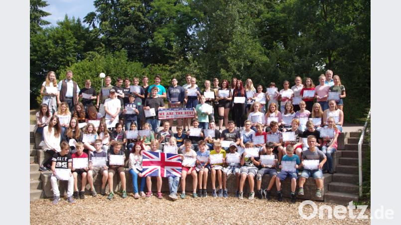 Der Koordinator des „Big Challenge“-Wettbewerbs Christian Lauterbach (oben links) und Rektor Wilhelm Trisl (oben rechts) überreichten den Schülern ein Teilnahme-Zertifikat und kleine Sachpreise zum Thema Englisch. Viele Schüler erreichten hervorragende Plätze. exb