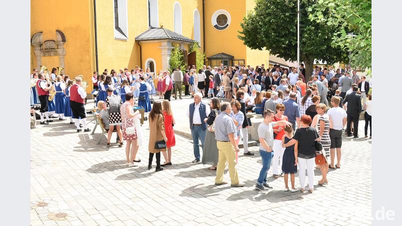 Ein Standkonzert schenkte das Vereinsorchester den Firmlingen und ihren Angehörigen nach der Firmfeier auf dem Rathausplatz. Bild: fjo FJO
